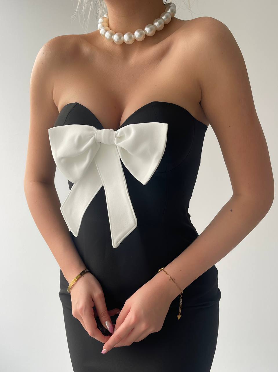 Fitted midi dress with white bow detail